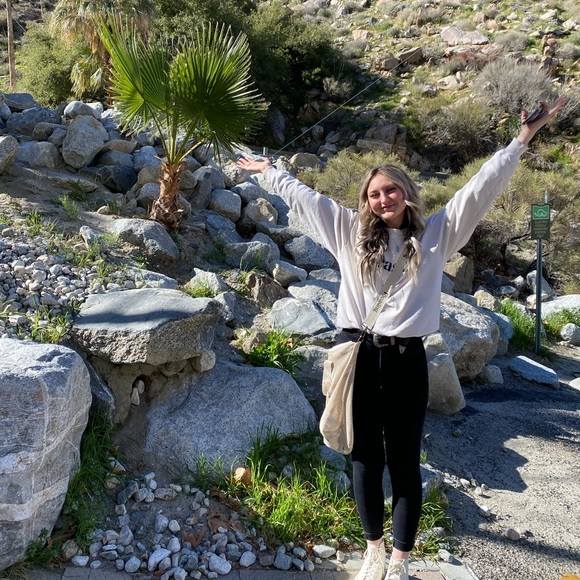 Meet your Posher, Chloe - Picture 3 of 7